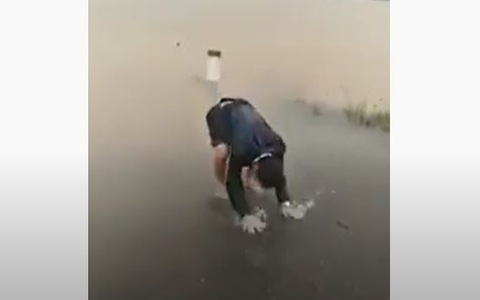 Nữ sản phụ trên đường đi sinh bị lật thuyền lũ cuốn mất tích thương tâm, chồng gào khóc thảm thiết