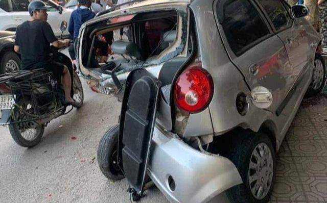 Tạm giữ hình sự tài xế 18 tuổi lái xe Mazda say rượu, đâm tử vong người đi bộ, điên cuồng tông nhiều phương tiện