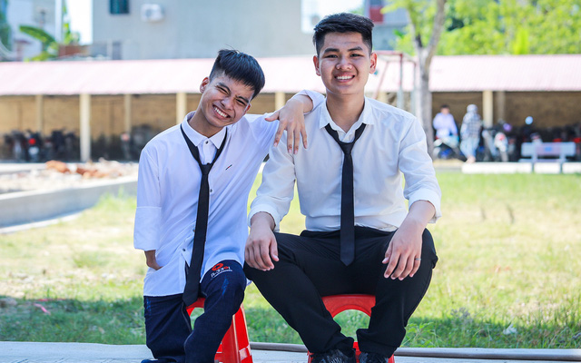 Nam sinh 10 năm ròng cõng bạn khuyết tật đến trường được vinh danh giải thưởng 'Thanh niên sống đẹp' năm 2020