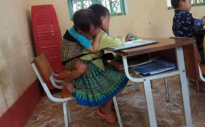 Sự thật thương xót sau bức ảnh bé gái 7 tuổi địu em trai 20 tháng đến lớp ở Yên Bái