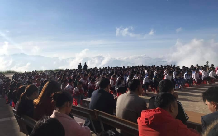 Xuýt xoa trước buổi chào cờ của 'ngôi trường trên mây' từng gây sốt CĐM khi sở hữu view độc nhất vô nhị