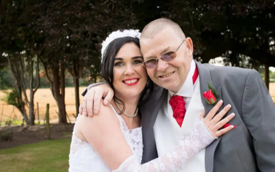 Cô dâu 'hoảng hồn' khi bố ruột phát bệnh tim trong lễ cưới của mình