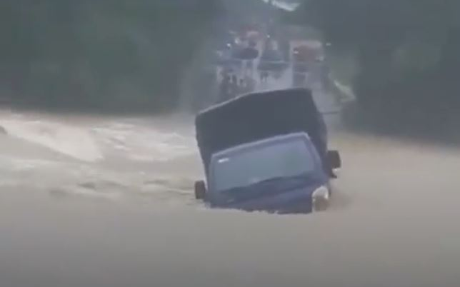 Clip: Kinh hãi dòng nước lũ chảy xiết, cuốn trôi chiếc xe tải trước sự chứng kiến của tài xế và người dân