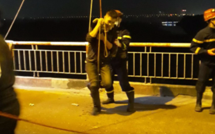 Người đàn ông đi xe ôm lên cầu Chương dương nhảy xuống sông tự tử, may mắn rơi trúng bãi lau sậy thoát chết