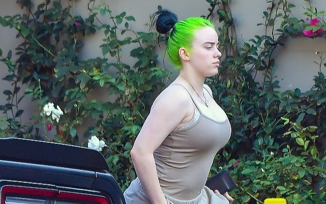 Xuất hiện giản dị, Billie Eilish vẫn gây bất ngờ với thân hình ở tuổi 18