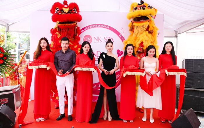 Á hậu Thanh Huyền rạng rỡ trong ngày khai trương NK Spa cơ sở 3 tại Bình Dương