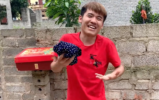 Vừa xin lỗi sau lùm xùm xong, Hưng Vlog đã trở lại với clip 'cà khịa' Bà Tân