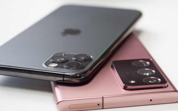 So găng cặp đôi kì phùng địch thủ Note20 và iPhone 12 trước giờ G