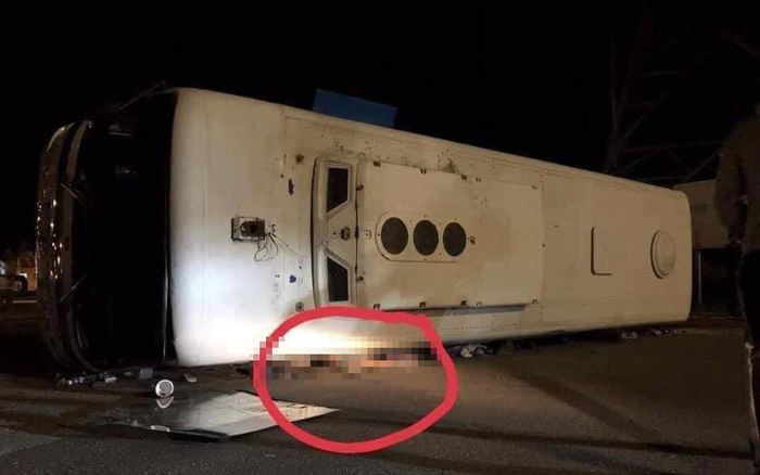 Xe khách chở công nhân bị lật sau va chạm ô tô tải, 1 người tử vong, 10 người bị thương