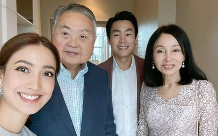 Mặc tin đồn tình mới 'bắt cá hai tay', Taew Natapohn khoe khoảnh khắc rạng rỡ cạnh gia đình chồng đại gia tương lai