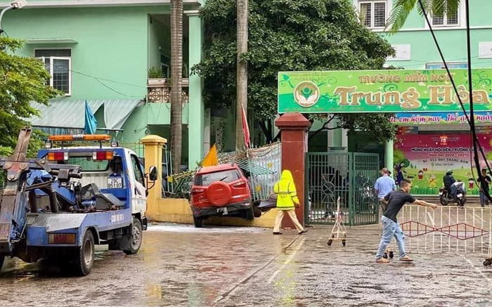 Xe ô tô mất lái tông đổ tường rào cổng trường mầm non, nhiều người khiếp vía