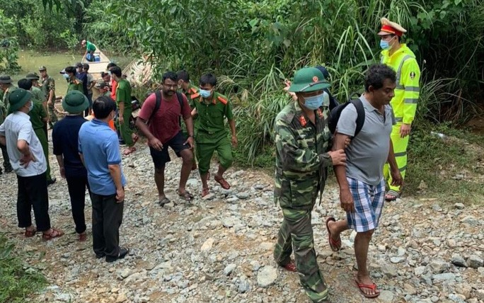 Vụ sạt lở Thủy điện Rào Trăng 3: Cứu được 19 công nhân, đưa thi thể đầu tiên ra ngoài theo đường thủy