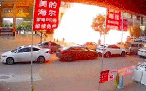 Clip: Khoảnh khắc xe tải chở gas nổ như bom, đỏ rực một góc phố