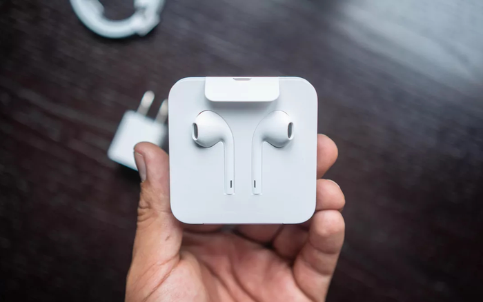 Apple giảm giá tai nghe EarPods và củ sạc sau quyết định gây tranh cãi với iPhone 12