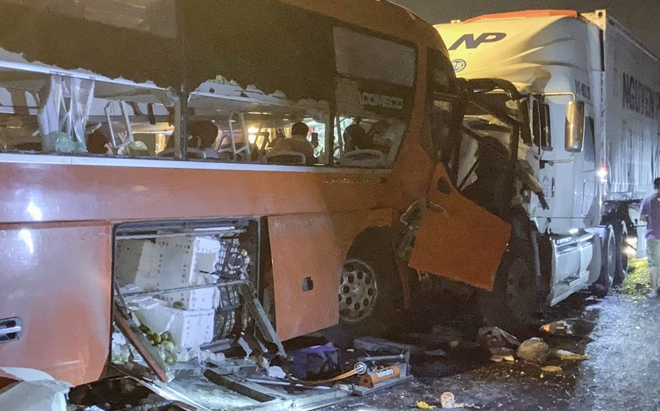 Tai nạn kinh hoàng giữa xe đầu kéo và xe khách trên đường dẫn vào hầm Hải Vân, hơn 20 người thương vong