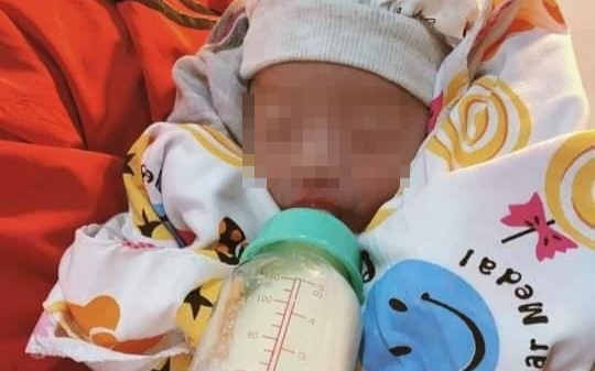 Bé trai sơ sinh nặng 2,1kg bị bỏ rơi trong bọc túi bóng dưới gốc cây ven đường giữa trời mưa