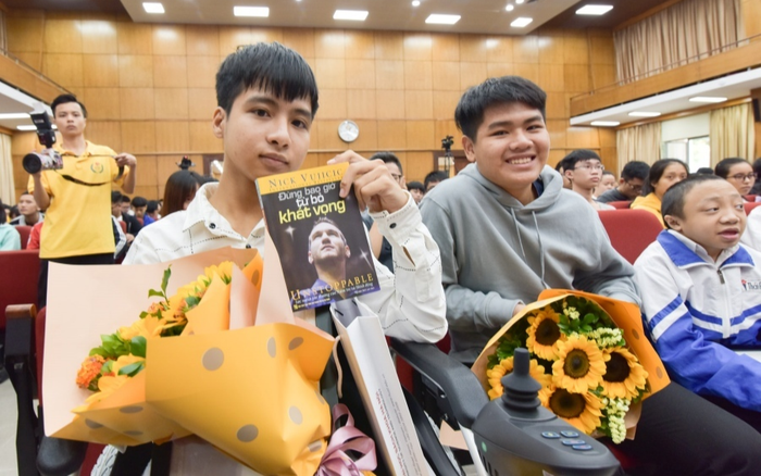 Nam sinh 'cõng bạn 10 năm' đến ĐH Bách khoa Hà Nội dự lễ khai giảng cùng người bạn thân