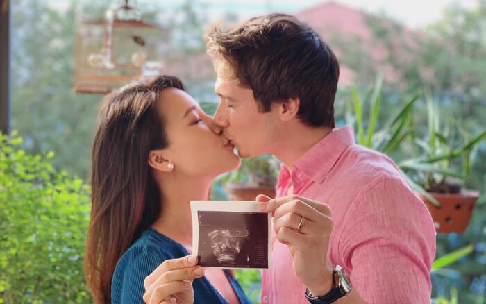 Khoe ảnh tình tứ bên chồng Tây, MC Hoàng Oanh bị nghi có bầu lần 2 bởi dòng chú thích 'lạ'