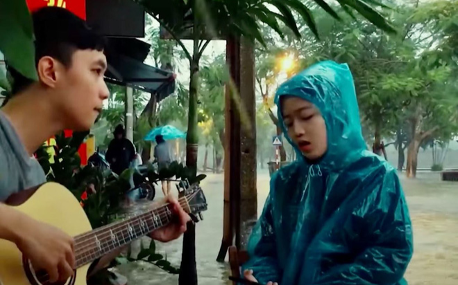 Khoe giọng hát trong trẻo giữa trời mưa lũ, nữ sinh khiến dân mạng ráo riết 'truy tìm' danh tính