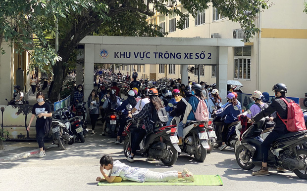 Sinh viên ĐH Kinh tế Quốc dân ra mắt bộ ảnh 'Chiếu Trải' gửi tặng 'đàn em' khóa mới với nhiều ngụ ý cực ấn tượng