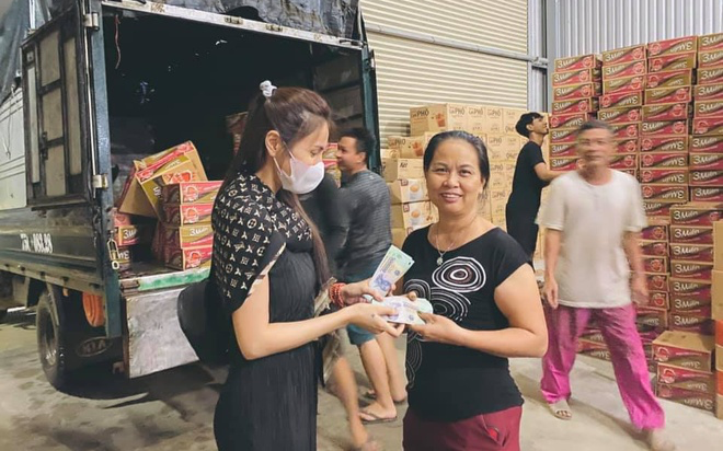 FC Thủy Tiên phản ứng gay gắt khi thần tượng bị 'soi mói' trang phục đi làm từ thiện tại vùng lũ