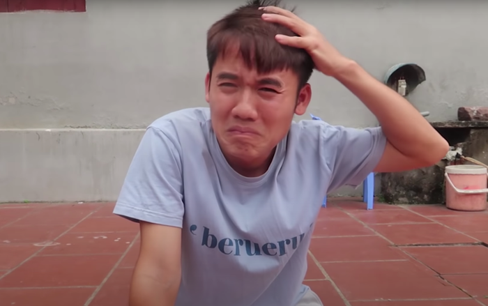 Con trai Bà Tân Vlog đăng clip khóc lóc nói sắp đi nước ngoài, nhưng sự thật là gì?