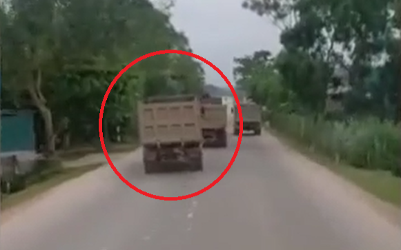 Clip: 2 tài xế xe ben đánh võng, rượt đuổi nhau trên đường khiến cư dân mạng 'lắc đầu ngao ngán'