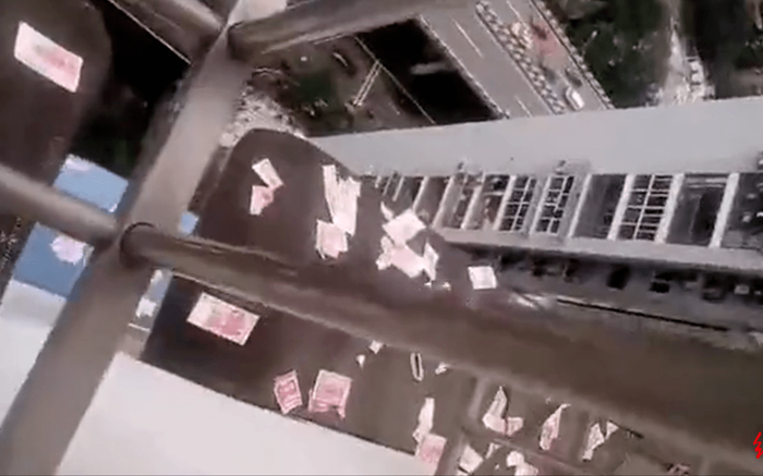 Ném tiền mặt xuống từ tầng 30, nam thanh niên ngáo đá nhận kết đắng