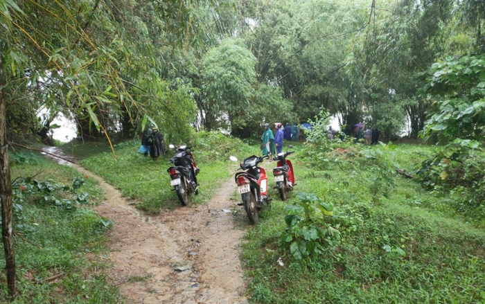 Lật thuyền chở 3 người trên sông, 1 người mất tích