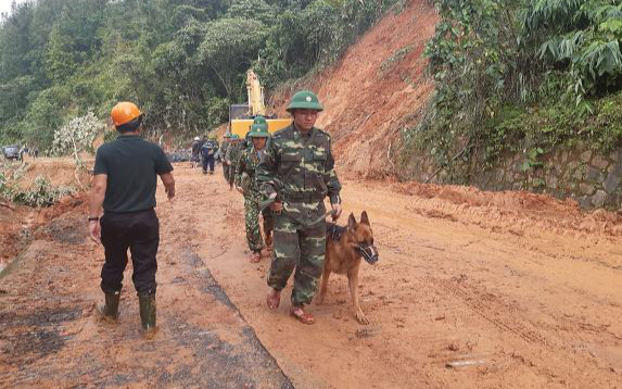 Đã tìm thấy 14 thi thể cán bộ chiến sĩ bị vùi lấp do sạt lở ở Quảng Trị, trực thăng sẵn sàng tham gia công tác cứu hộ