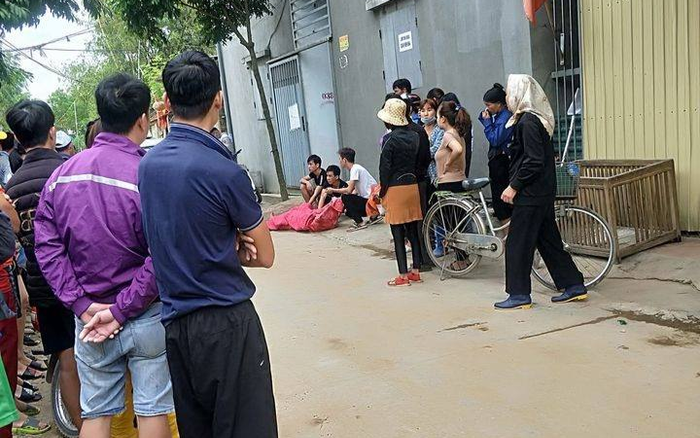 Truy bắt người chồng cầm dao đâm vợ trọng thương, tình địch tử vong ở nhà trọ rồi bỏ trốn