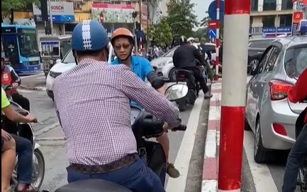 Clip: Cuộc 'đụng độ' giữa hai xe máy khiến cả con đường náo loạn, dân tình còn bất ngờ hơn khi phát hiện thêm điều bất thường khác