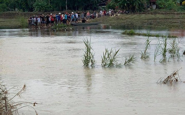 Đi qua cầu bị trượt chân rơi xuống nước, một nữ sinh lớp 7 đuối nước tử vong