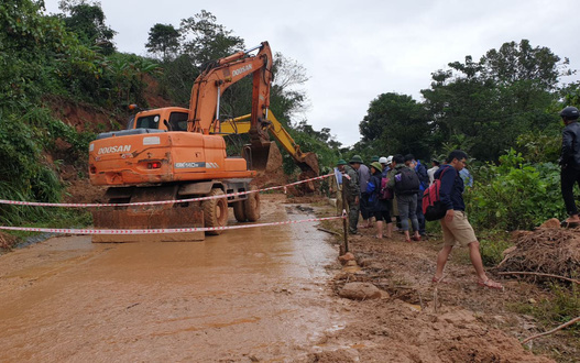 4 cán bộ xã gặp nạn và mất tích khi ứng cứu vùng lũ được tìm thấy an toàn