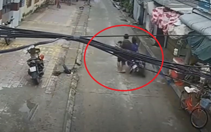 Clip: Màn phản xạ 'xuất thần' của người đàn ông cứu sống cháu bé khỏi vụ va chạm xe máy khiến nhiều người 'thót tim'