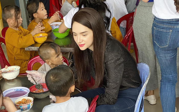 Không cần váy áo lộng lẫy, hình ảnh Hương Giang giản dị tại mái ấm cũng đủ khiến fan 'bắn tim' mệt mỏi