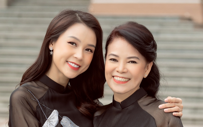 Sam duyên dáng diện áo dài cùng mẹ, chia sẻ tuổi thơ cơ cực và món quà giá trị nhất tặng mẹ