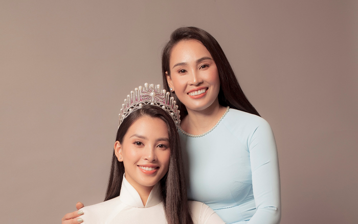 Nhan sắc đỉnh cao của Hoa hậu Tiểu Vy thừa hưởng từ mẹ ruột xinh đẹp