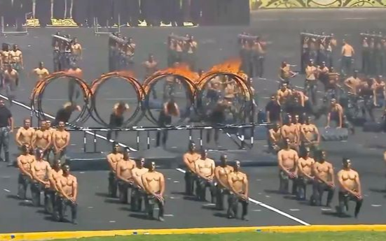 Cảnh sát Ai Cập cởi trần khoe thân hình 6 múi, cơ bắp cuồn cuộn trong lễ diễu hành