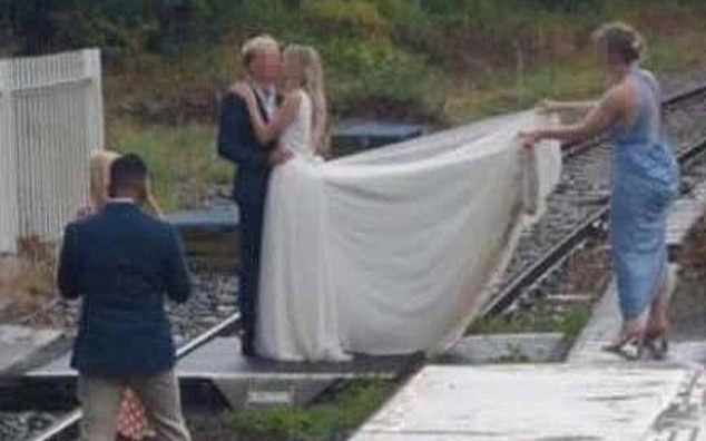 Liều mạng chụp ảnh cưới giữa đường ray tàu hỏa