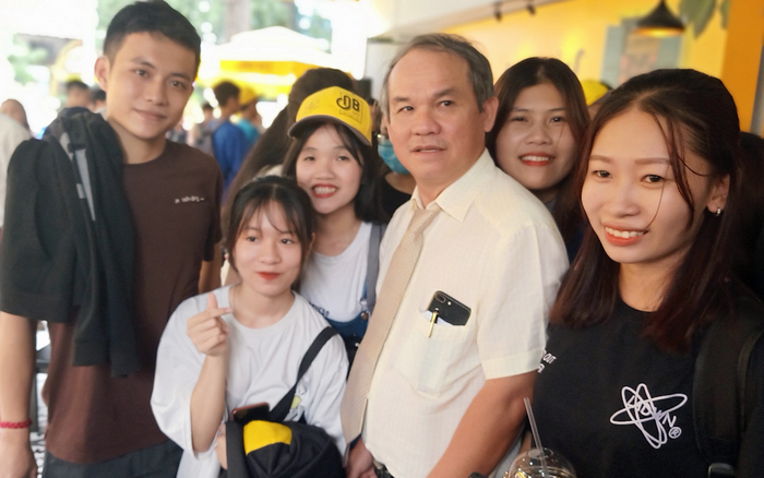 Từ bầu Đức đến nước mắt của H'Hen Niê: Sự tử tế và từ thiện không cần phải chứng minh!