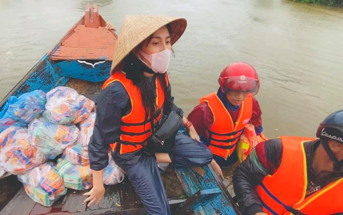 Thủy Tiên kêu gọi cứu trợ miền Trung được hơn 100 tỷ đồng sau 1 tuần, nhắn nhủ: 'Đừng chửi mình tội nghiệp nha!'
