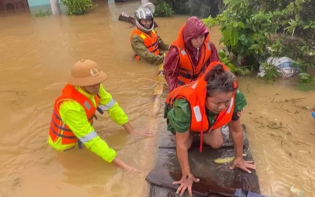 Sau lũ, thi thể người đàn ông ở Quảng Bình nổi trong vườn nhà