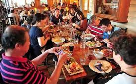 Bạn gái dẫn 23 người nhà tới 'ăn ké' trong buổi hẹn hò đầu tiên, chàng trai có hành động gây tranh cãi