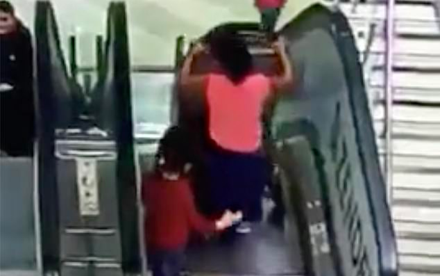 Mẹ lúi húi thử đồ trong cửa hàng, hai chị em ngã lộn nhào xuống thang cuốn