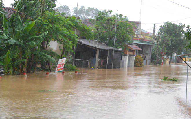 Hà Tĩnh: Hàng nghìn người vẫn bị cô lập, các tuyến đường gãy đôi do nước lũ