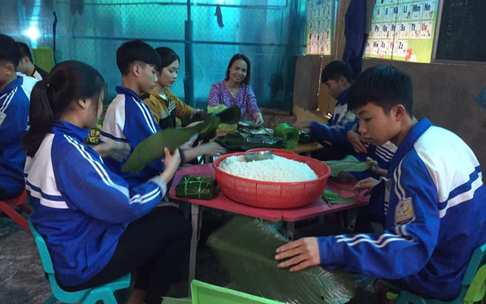 Học sinh THPT ở Nghệ An 'xuyên đêm' gói bánh chưng tiếp tế cho bà con miền Trung