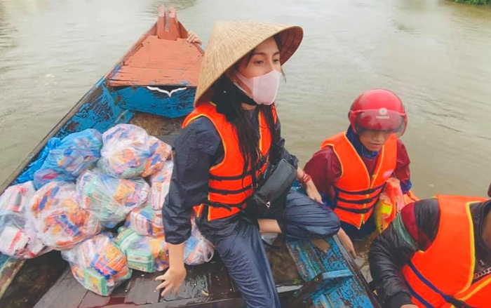 Thủy Tiên bị nổi ghẻ sau 1 tuần lặn lội trong nước lũ ở miền Trung: 'Ghẻ rồi, ngứa mà không dám gãi'