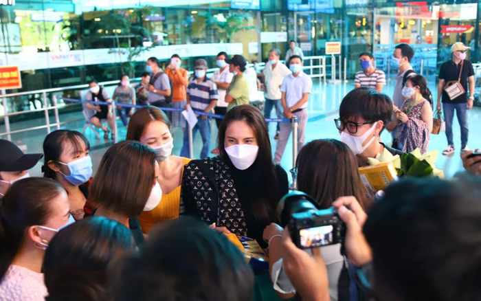 Fans hâm mộ cầm cần câu ra sân bay đón Thủy Tiên trở về từ miền Trung