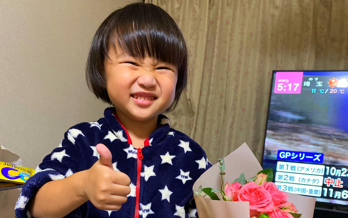 Quỳnh Trần JP khoe con trai tặng quà, điều khiến dân mạng chú ý là ngoại hình khác lạ của bé Sa